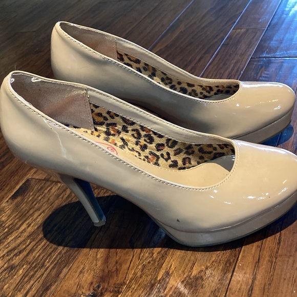 Unlisted by Kenneth Cole Nude Shiny Patent Leather Heels - Picture 3 of 9